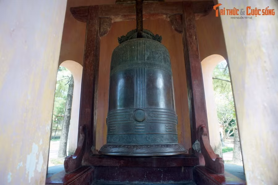 1. Đại hồng chung chùa Thiên Mụ được đánh giá là quả chuông cổ đẹp và tinh xảo bậc nhất Việt Nam. Theo các dòng chữ khắc trên chuông, hiện vật này được chúa Nguyễn Phúc Chu cho đúc năm 1710 để cúng dường Tam bảo chủa Thiên Mụ.