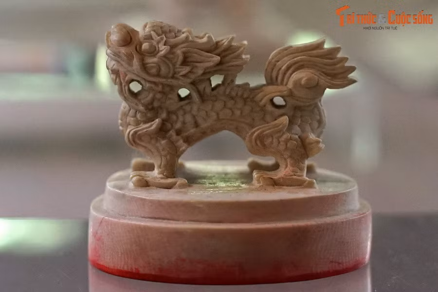 Về mặt tạo hình, những chiếc ấn ngà của vua Tự Đức đều có hình rồng trên núm được chế tác rất sống động, không chiếc nào giống chiếc nào. Đây là một bộ sưu tập ấn cổ đặc sắc và hiếm có không chỉ của Việt Nam mà còn trên toàn thế giới.