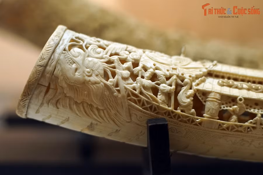 Có lẽ ba chiếc ngà voi - thuyền rồng này từng thuộc về những gia đình quyền quý ở Hà Nội đầu thế kỷ 20, do thăng trầm của thời cuộc đã lưu lạc nhiều nơi trước khi trở thành hiện vật trong bảo tàng...