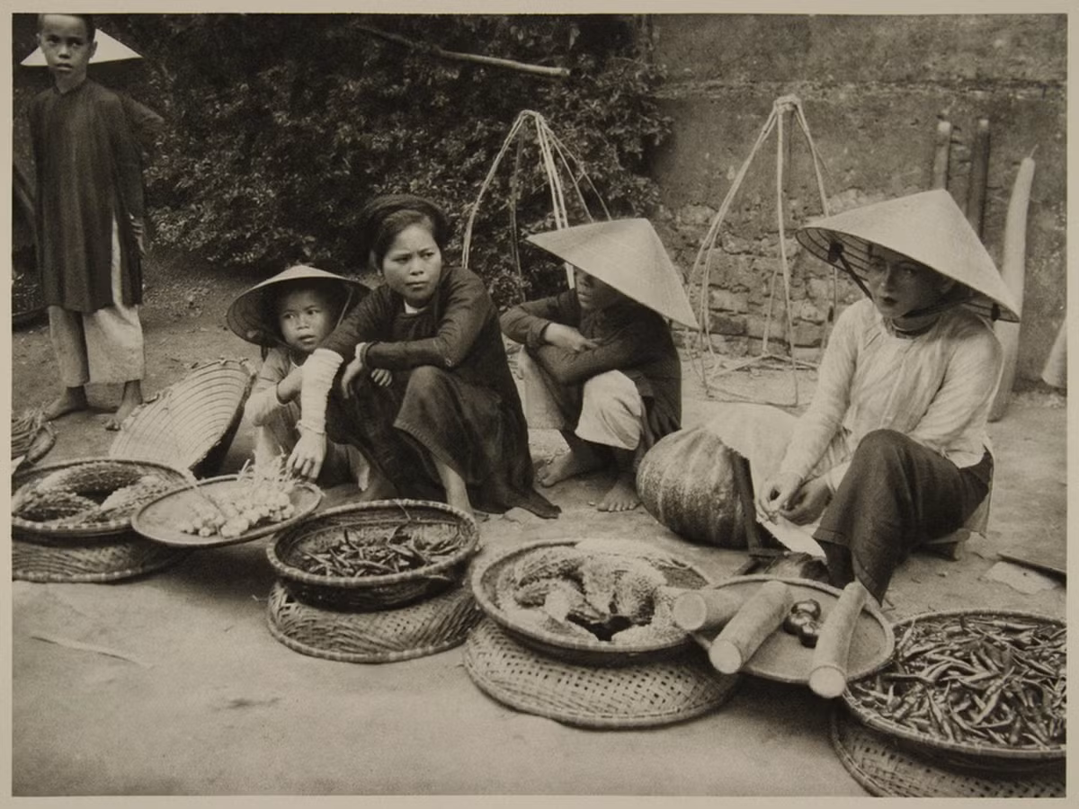 Những người phụ nữ bán nông sản ven đường ở Cố đô Huế năm 1926.