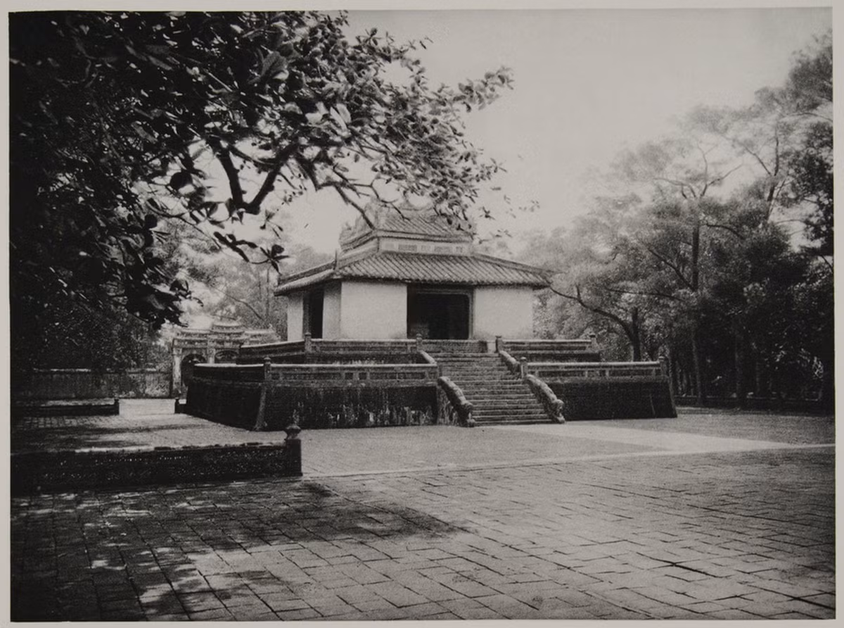 Nhà bia ở lăng vua Minh Mạng, Huế.