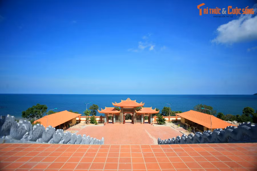 4. Khánh thành năm 2012, thiền viện Trúc Lâm Hộ Quốc tọa lạc ở phía cuối của một con đường uốn khúc qua các triền núi, thuộc địa phận xã Dương Tơ của đảo ngọc Phú Quốc. Đây là một trong những ngôi chùa có quy mô lớn nhất miền Tây Nam Bộ