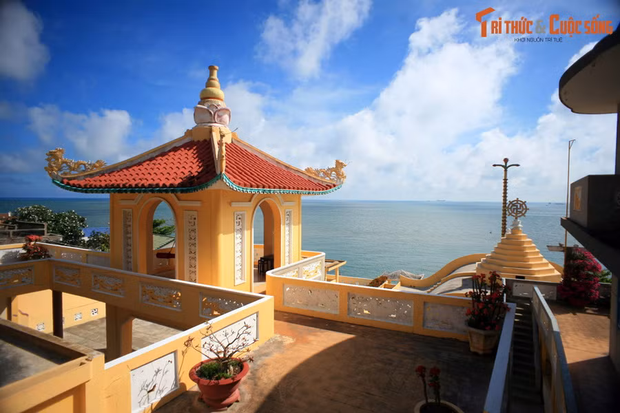 Đây được coi là một trong những ngôi chùa đẹp nhất ở Vũng Tàu với những đường nét kiến trúc truyền thống kết hợp hài hòa với hiện đại. Từ sân trước chính điện của Niết Bàn Tịnh Xá, có thể phóng tầm mắt bao quát khung cảnh biển trời tuyệt đẹp của thành phố biển Vũng Tàu.