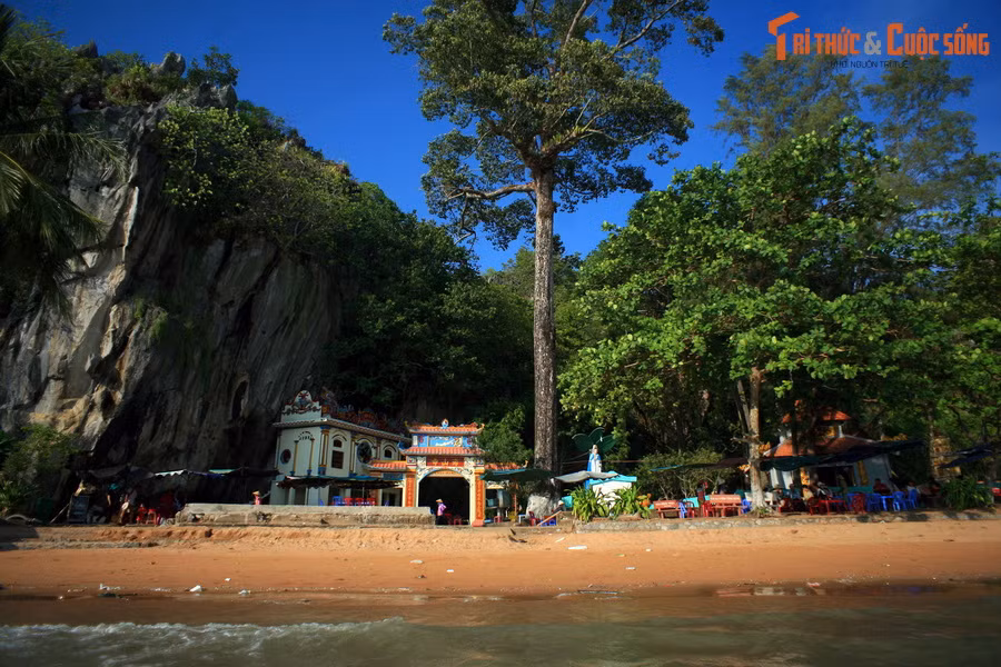 5. Nằm trong khu thắng cảnh Hòn Chông (huyện Kiên Lương, tỉnh Kiên Giang), chùa Hang Hòn Chông là ngôi cổ tự nổi tiếng ở địa đầu phương Nam của đất nước. Chùa cổ có tên chữ Hải Sơn Tự, nằm ở chân núi đá Hải Sơn, sát biển Bãi Dương với bãi cát mịn trải dài.