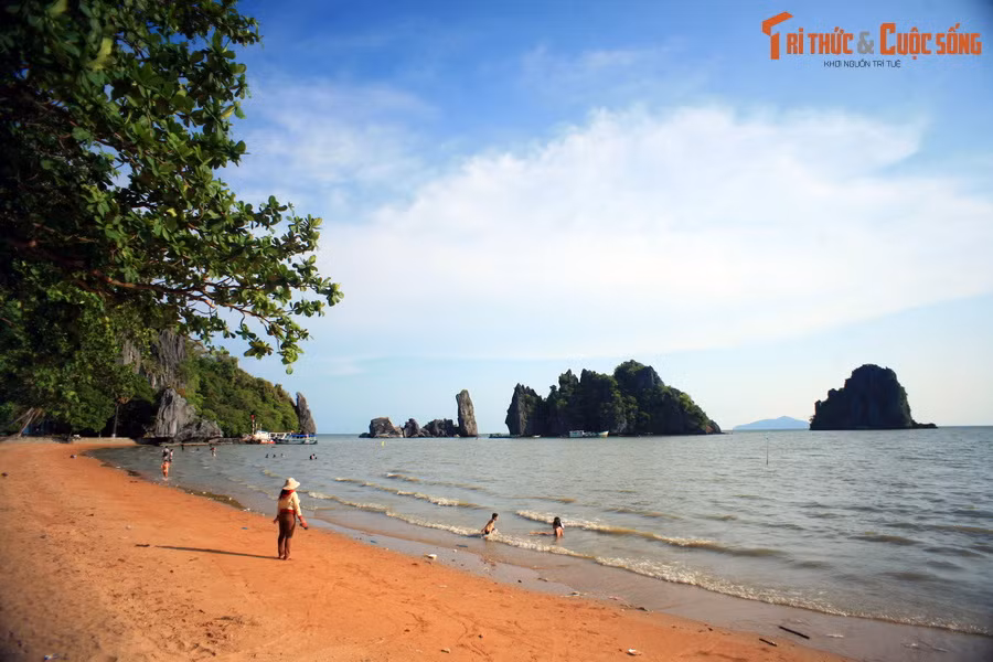 Từ chính điện của chùa đi về phía cổng sau, du khách sẽ bất ngờ khi một khoảng không gian khoáng đạt hiện ra với khung cảnh Bãi Dương thơ mộng cùng các núi đá kỳ vĩ nhấp nhô trên mặt biển.
