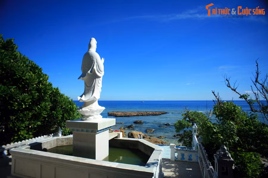 Sân trước chùa hướng thẳng ra những ghềnh đá nham thạch nhấp nhô trên mặt nước biển trong vắt và các vách đá dựng đứng của núi Thới Lới. Đây là địa điểm lý tưởng để cảm nhận khung cảnh thiên nhiên hùng vĩ đặc trưng của đảo Lý Sơn.