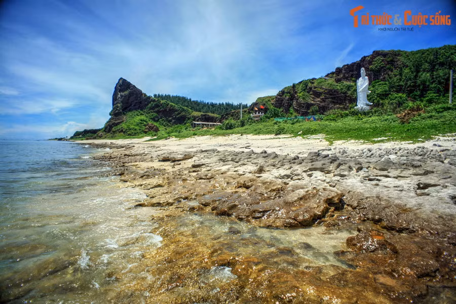7. Nằm bên bờ biển phía Tây Bắc của đảo Lý Sơn có một danh thắng tuyệt đẹp, được ví như chốn bồng lai tiên cảnh của hòn đảo này, đó là ngọn núi lửa Giếng Tiền. Trên núi có chùa Đỉnh Liêm hay còn gọi là chùa Đục, hình thành từ thập niên 1960.
