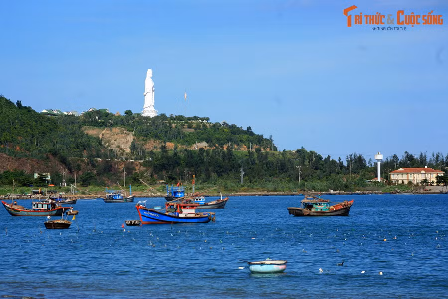1. Khánh thành năm 2004, chùa Linh Ứng - Bãi Bụt được xây dựng trên một ngọn đồi cạnh bãi Bụt của bán đảo Sơn Trà, TP Đà Nẵng. Đây được xem là ngôi chùa lớn nhất của thành phố về cả mặt quy mô cũng như nghệ thuật.