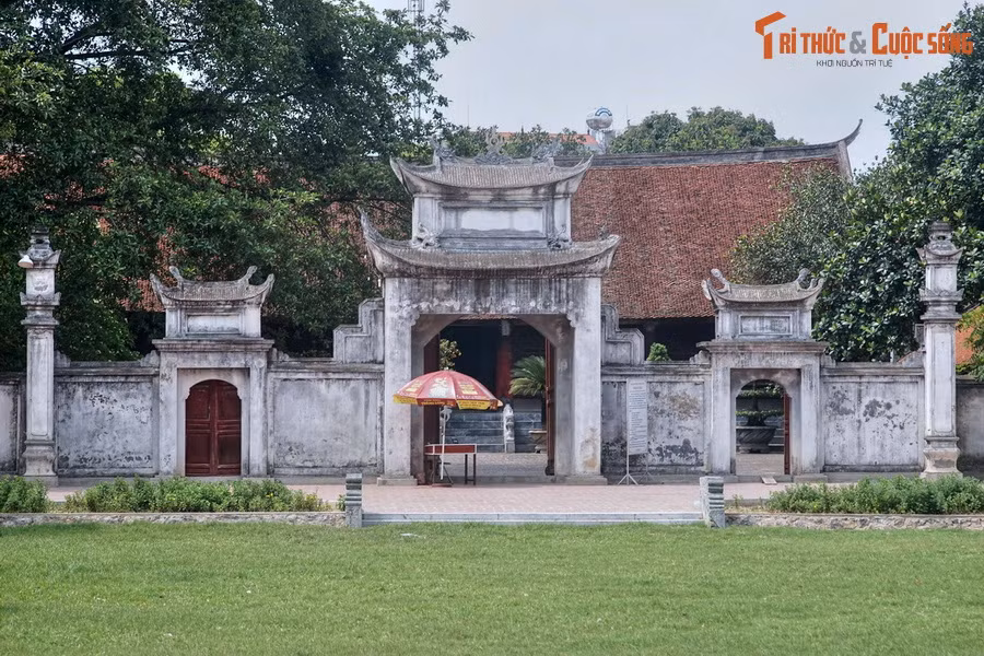Một công trình quan trọng khác trong thành nội là đình Cổ Loa, tương truyền được dựng ở nơi vua thượng triều tại kinh đô Cổ Loa nên còn có tên gọi là đình Ngự Triều Di Quy. Đình có lịch sử lâu đời, được xây dựng lại vào năm 1907.