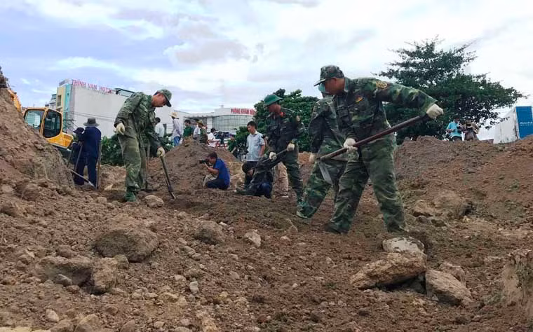 Lực lượng tìm kiếm suốt những ngày qua đã nỗ lực, bóc tách từng lớp đất, cẩn thận kiểm tra, thu nhận từng di vật. 