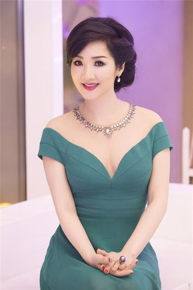 Giáng My kết hôn từ khi còn trẻ nhưng không giữ được hạnh phúc dài lâu. Giáng My kết hôn từ khi còn trẻ nhưng không giữ được hạnh phúc dài lâu.