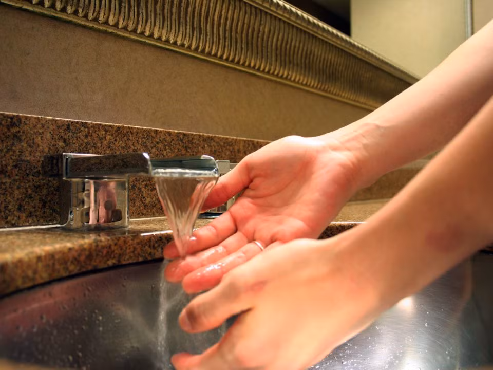 Rửa tay bằng nước quá nóng: Việc rửa tay bằng nước quá nóng sẽ khiến da mất đi lượng dầu tự nhiên, khô hơn và trở thành nơi sinh sản của những vi khuẩn có hại. Do đó, bạn nên rửa tay bằng nước ấm và dùng các loại nước rửa tay, xà phòng dịu nhẹ. Ảnh: Insider.