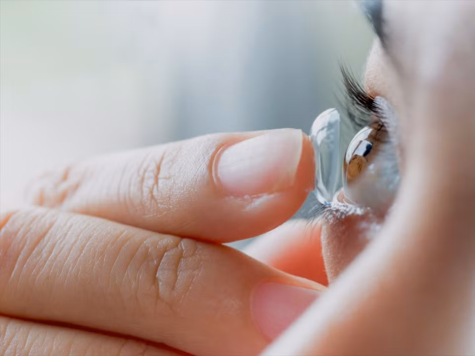 Đeo kính áp tròng đi ngủ: Khoảng 33% người trưởng thành đeo kính áp tròng lúc ngủ, khiến đây là một trong những thói quen gây hại mắt phổ biến nhất. Giác mạc của bạn sẽ dễ bị nhiễm trùng, gây tổn thương mắt vĩnh viễn. Đồng thời, đeo kính áp tròng khi ngủ có thể làm giảm lượng oxy của mắt, gây áp lực lên giác mạc. Ảnh: Insider.
