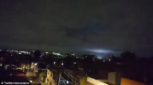 Những quả cầu ánh sáng lơ lửng trong không khí, hoặc những chớp sáng giống tia sét thông thường, chỉ khác là chúng xuất hiện từ trong lòng đất thay vì từ trên trời và có thể phóng lên độ cao 200m.