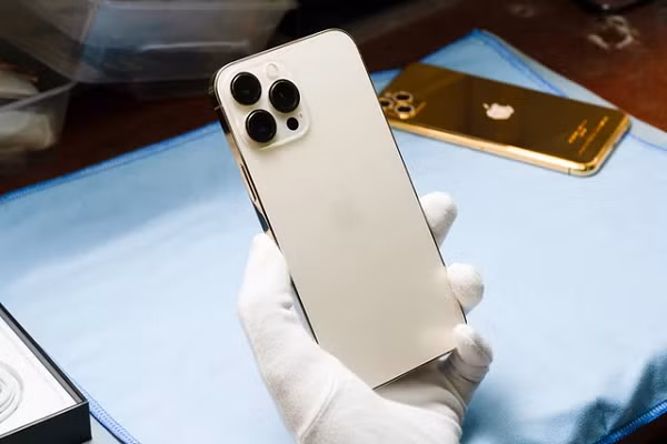 Thêm một điểm đáng tiếc nhất bị người dùng đặt câu hỏi là Apple tại sao chưa nâng tốc độ sạc nhanh hơn trên điện thoại. iPhone 13 Pro chỉ hỗ trợ tối đa 20W có dây và 15W qua MagSafe.