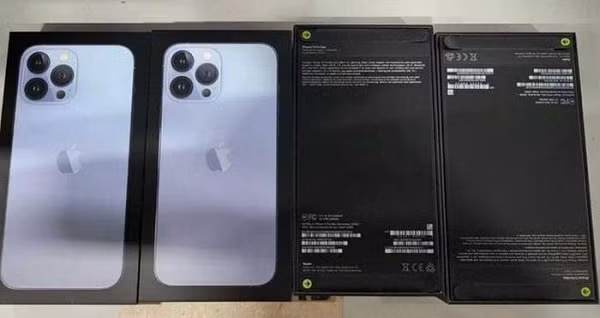 Vẫn với hộp mỏng do cắt bỏ củ sạc, hộp iPhone 13 cũng tương tự iPhone 12 series. Năm nay iPhone 13 và 13 mini sẽ được đóng hộp màu trắng trong khi iPhone 13 Pro và 13 Pro Max được phân biệt bằng hộp màu đen.
