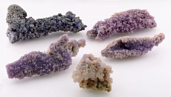Đá Chalcedony thuộc nhóm thạch anh silica dioxide có cấu trục dạng vi tinh thể rất mịn, được sử dụng nhiều nhất trong mọi thời đại. Với độ cứng cao, bền và bề mặt mịn sau khi đánh bóng, nó được sử dụng nhiều trong chế tác trang sức hoặc cả những sản phẩm trang trí.