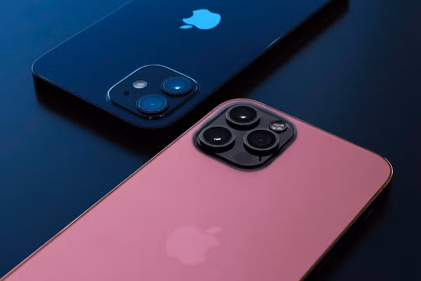Phiên bản iPhone 13 có cụm camera sau lồi hơn thế hệ trước vì nhô lên thêm gần 1mm. Màn hình mặt trước được cho là OLED với chế độ always-on. Tần số quét của màn hình cũng được cải thiện lên mức cao 120Hz.