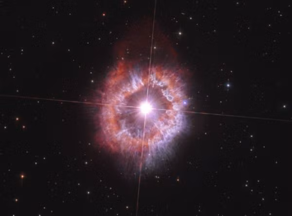 Ngôi sao khổng lồ AG Carinae trông như một con mắt quỷ từ vũ trụ, nó được coi là "vật thể quý hiếm" của vũ trụ, đang ở giữa cuộc giằng co giữa lực hấp dẫn khổng lồ và bức xạ để tránh hiện tượng tự hủy diệt.