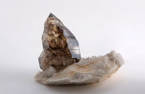 Trong tự nhiên, thạch anh khói thường được tìm thấy với những màu tiêu biểu như nâu ánh xanh, xám anh xanh hay nâu sẫm theo nhiều sắc độ khác nhau.