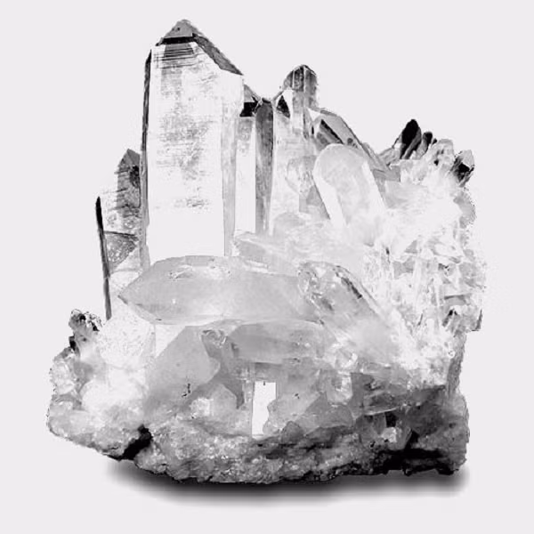 Đây là một trong 6 biến thể phổ biến và phân bố rộng rãi nhất của họ thạch anh từ thời tiền sử. Thạch anh pha lê có màu trong suốt hơi vẩn đục, rất giống với thủy tinh nên thường bị nhầm lẫn và làm giả.