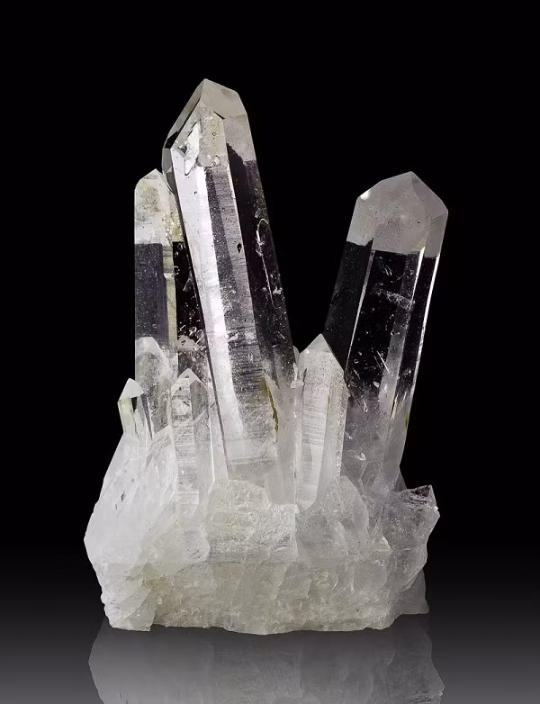 Thạch anh pha lê hay còn gọi là thạch anh trắng có tên khoa học là Crystal Quartz, là tinh thể pha lê trong suốt giống như những cột băng lạnh được phân bố rộng khắp các khu vực trên thế giới nhưng chủ yếu tập trung ở Pháp, Thụy Sĩ, Madagasca, Brazin,…
