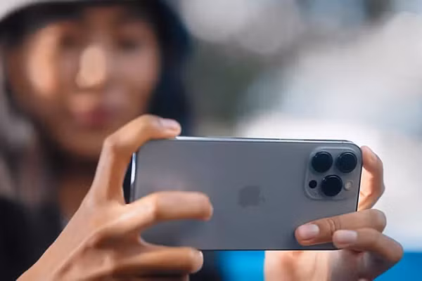iPhone 13 Pro Max cũng sở hữu màn hình ProMotion với tốc độ làm tươi 120Hz. Apple cũng cung cấp tùy chọn lưu trữ tối đa của bộ nhớ trong của iPhone 13 Pro Max lên đến 1TB.
