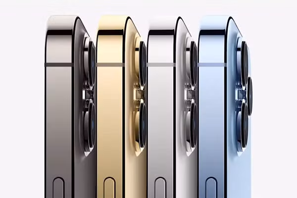 Tùy chọn lưu trữ tối đa của bộ nhớ trong của iPhone 13 Pro lên đến 1TB. Apple cung cấp cho người dùng 4 sự lựa chọn về màu sắc là đen, trắng, vàng và xanh dương. Máy có giá khởi điểm ở Việt Nam là 30,99 triệu đồng.