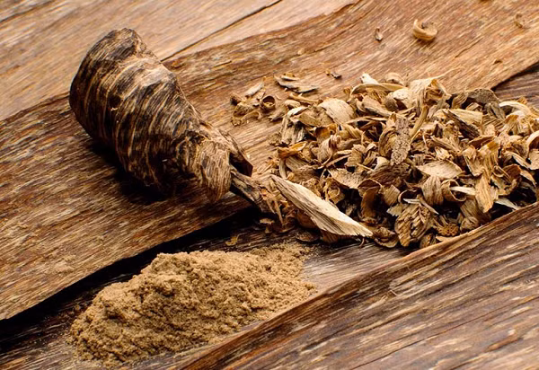  Kynam là loại trầm có phẩm chất cao, quý hiếm nhất và chứa nhiều nhất. Nó có chất nhẹ, mềm, dẻo, nhuyễn, khi nếm có vị chua, cay, đắng đắng ngọt ngọt, hương thơm tự nhiên cùng làn khói xanh, bay thẳng và dài lên không trung.
