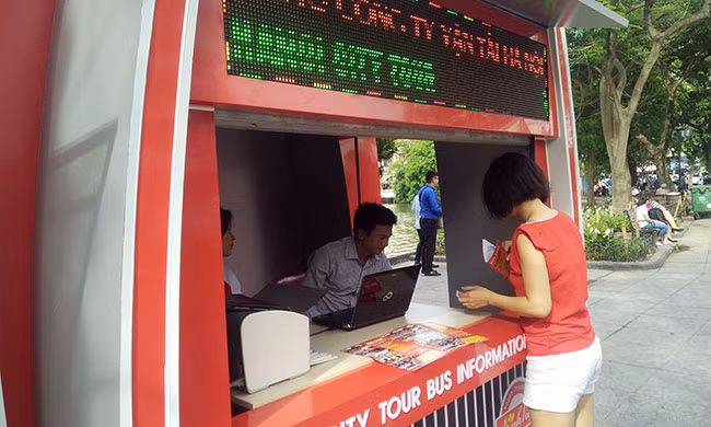 Biết tin xe buýt 2 tầng đưa vào vận hành chính thức trong sáng nay, nhiều người dân Hà Nội nhanh chóng đến các điểm bán vé để kịp mua vé trải nghiệm.