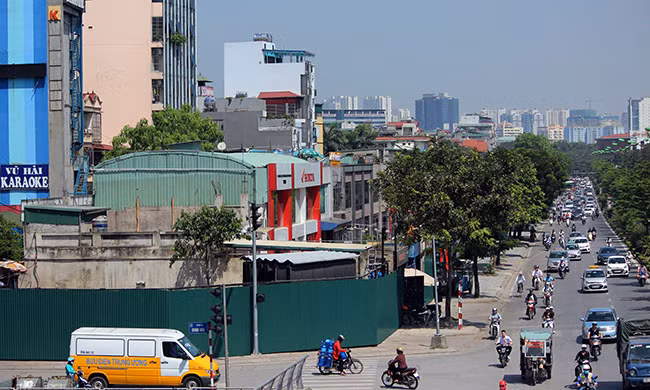 Khu vực đất cưỡng chế trên đường Nguyễn Khánh Toàn được cơ quan chức năng quây tôn màu xanh để đảm bảo cho việc thực hiện diễn ra an toàn, thuận tiện.