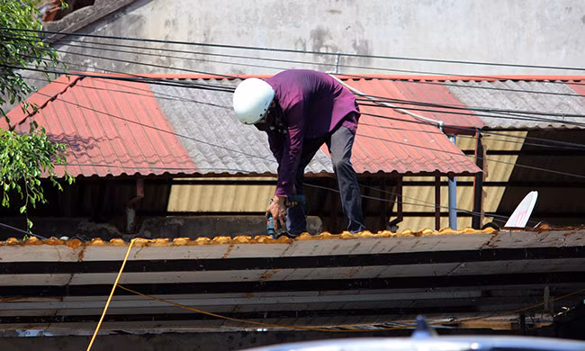 Được biết, trước đó, từ ngày 15/5, để phục vụ cho quá trình cưỡng chế, Công ty Điện lực Cầu Giấy đã cắt điện toàn bộ khu vực này để phục vụ công tác cưỡng chế, phá dỡ.