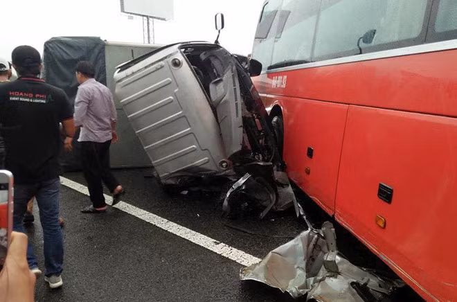 Xe tải lật ngang, bẹp dúm sau tai nạn. Ảnh: Hoàng Hùng.