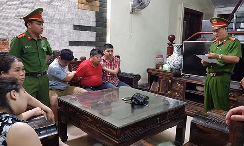 Cảnh sát đọc lệnh bắt giữ Triệu Ký Voòng.
