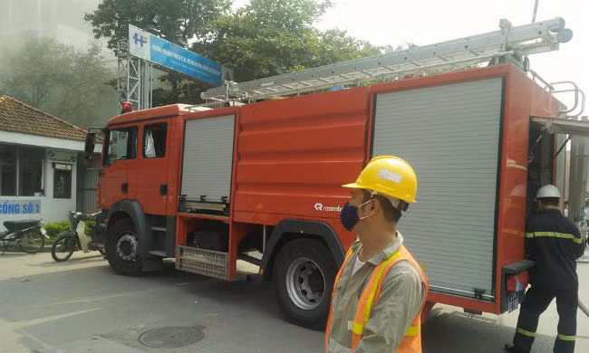 Tiếp nhận tin báo, lực lượng cứu hỏa khẩn trương đến hiện trường để dập đám cháy.