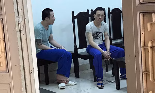 Hai tử tù Tình (trái) và Thọ (phải) tỏ ra mệt mỏi, ngáp dài.