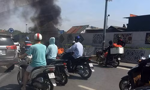 Dang chay tren duong HN, xe may bong chay ngun ngut-Hinh-2
