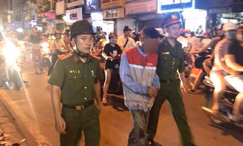 Sau khi dùng kéo đâm vợ nguy kịch, ông H. bị cảnh sát bắt giữ.