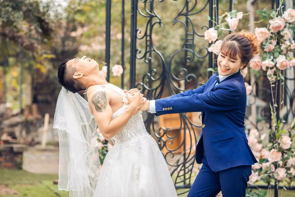 Đôi uyên ương cũng chia sẻ đây chỉ là những hình ảnh "nhí nhố" trong bộ ảnh phụ. Bộ ảnh cưới chính vẫn là những khoảnh khắc truyền thống, lung linh.