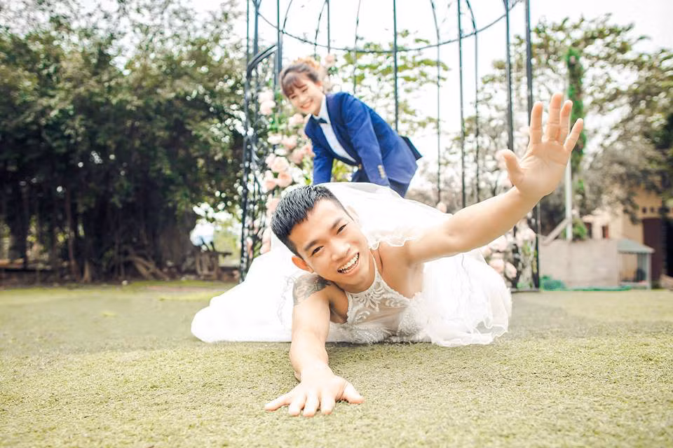 Văn Dũng tiết lộ anh phải lòng vợ ngay từ cái nhìn đầu tiên, bởi nụ cười ngọt ngào và gương mặt xinh xắn.