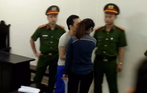 Hình ảnh tử tù "sứt" cố gắng thơm má người tình cũ trước khi được giải về trại giam
