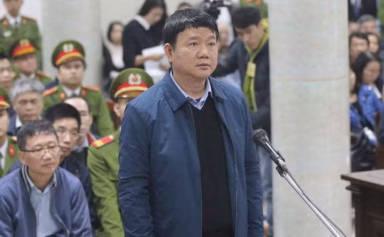 Trước đó, trong phiên tòa sơ thẩm, ngày 22/1/2018, ông Đinh La Thăng - nguyên Chủ tịch HĐQT/HĐTV PVN bị tuyên phạt 13 năm tù vì tội "Cố ý làm trái". Trong bản kháng cáo gửi cấp phúc thẩm, ông Đinh La Thăng cho rằng bản án sơ thẩm chưa xem xét đầy đủ, toàn diện khách quan và giới hạn phạm vi trách nhiệm của bị cáo... Ảnh TTXVN.