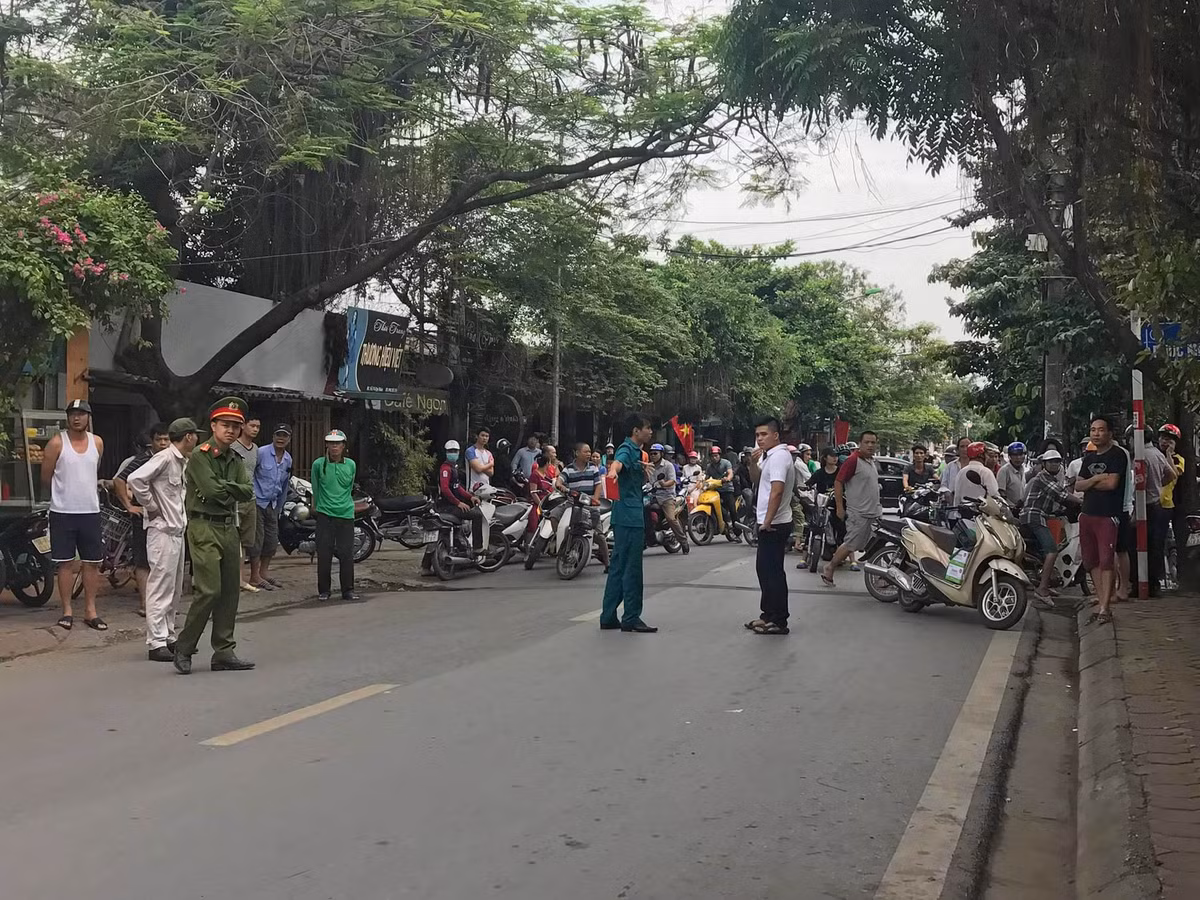 Người dân tập trung xem vụ việc rất đông.
