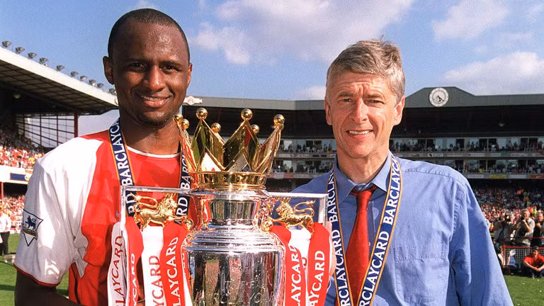 Wenger (phải) trong thời đại hoàng kim cùng Arsenal.