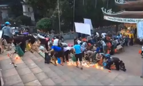 Hang tram nguoi tranh nhau “hoi do cung” o chua Huong