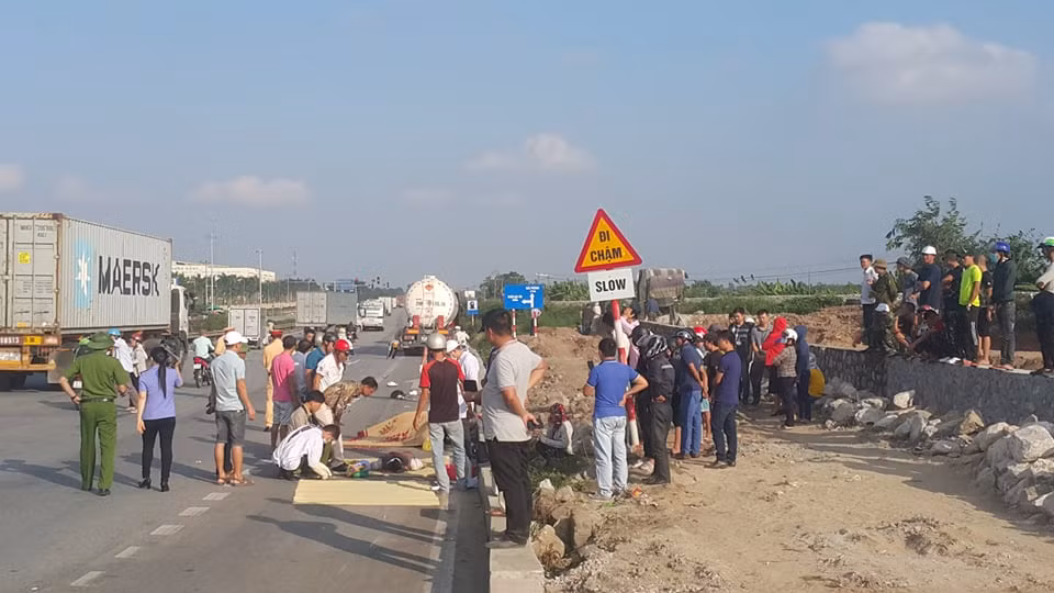 Hai Duong: Xe bon tong xe may tren QL5, hai nguoi chet tham-Hinh-5