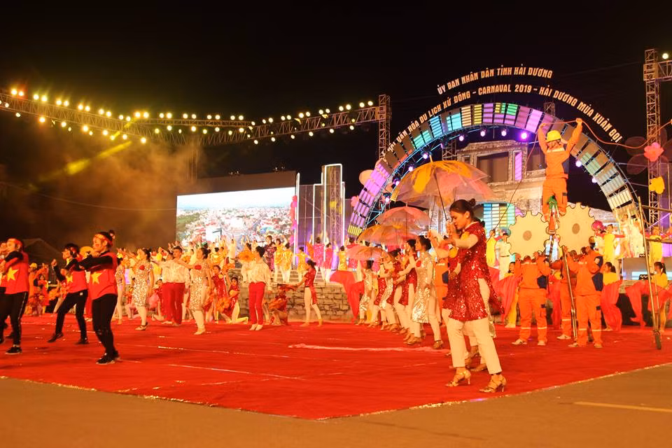 Chương trình "Carnaval - Hải Dương mùa xuân gọi", gồm 3 chương: "Hải Dương thành phố cổ nơi vùng đất 3 màu địa lý", "Hải Dương mảnh đất địa linh nhân kiệt gắn với du lịch tâm linh", "Hải Dương tự hào và cất cánh bay cao" đã thu hút sự quan tâm của du khách.