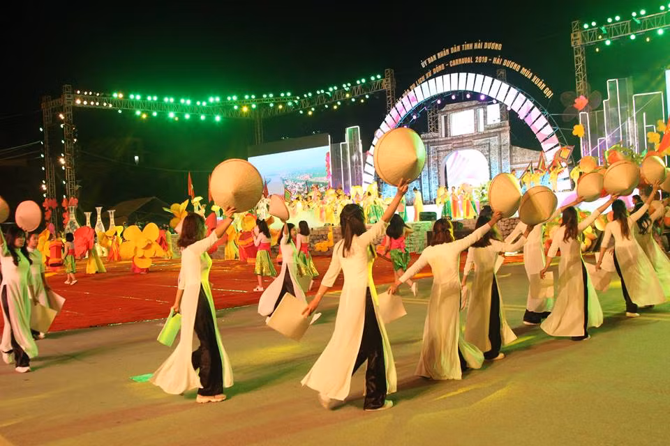 Đặc biệt là chương trình Carnaval 2019 với chủ đề “Hải Dương mùa xuân gọi” có sự tham gia của hơn 2.000 diễn viên, trong đó có 300 diễn viên chuyên nghiệp đến từ các Đoàn nghệ thuật của Trung ương và địa phương. Lễ hội năm nay còn có sự tham gia của 2 Đoàn nghệ thuật của tỉnh Suwon, Hàn Quốc và tỉnh Viêng chăn - CHDCND Lào là 2 tỉnh kết nghĩa với tỉnh Hải Dương hứa hẹn sẽ đem đến một chương trình nghệ thuật hoành tráng và đặc sắc chào đón năm mới 2019.