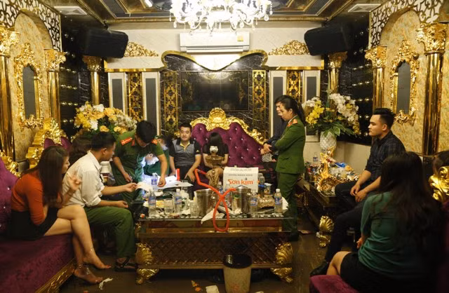 Dinh chi PGD Agribank Huong Khe do choi ma tuy co dung luat?