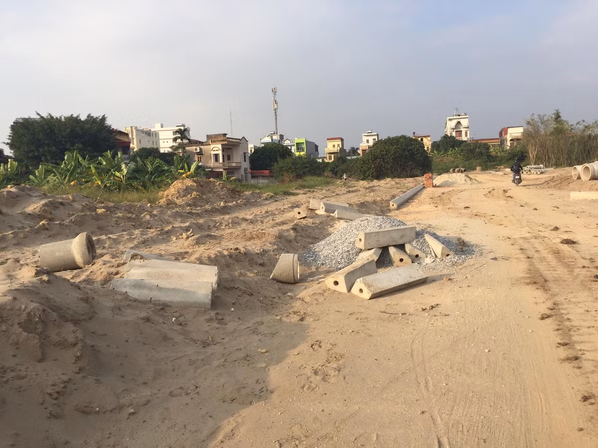 Trong suốt thời gian qua, hàng chục hộ dân khu dân cư số 4 phường Nhị Châu (Thành phố Hải Dương, tỉnh Hải Dương) bức xúc việc Công ty Cổ phần đầu tư Newland trong quá trình thực hiện dự án xây dựng Khu nhà ở phường Nhị Châu (phía nam đường sắt) đã tự ý san lấp đất ruộng của dân khi chưa hoàn thành công tác giải phóng mặt bằng.